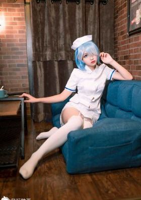 不扣纽扣的女孩