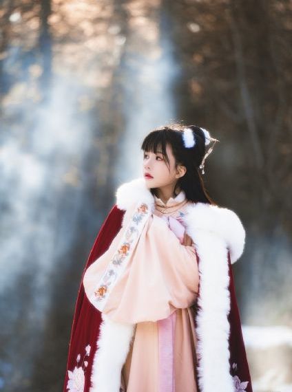 蒙上眼睛的女大学生